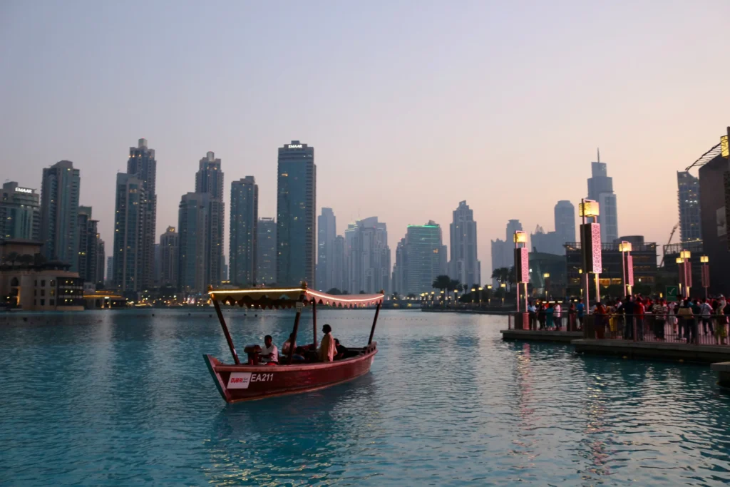 Лодка на озере в центре Дубая