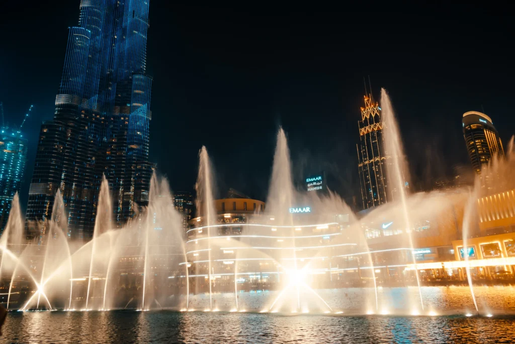 Шоу фонтанов перед зданием Бурдж Халифа в центре Дубая