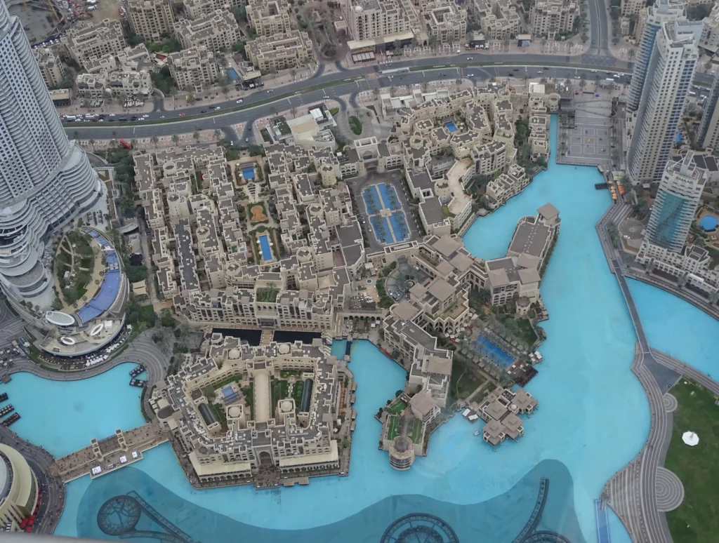 Вид с Бурдж Халифа на район Даунтаун Дубая