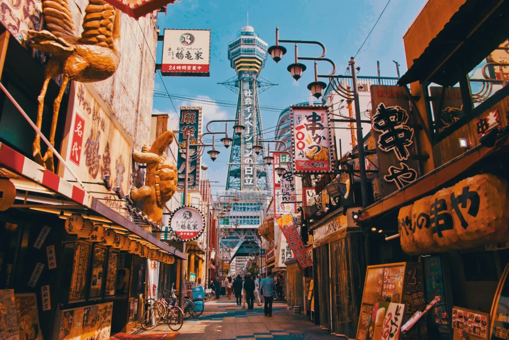 Башня Цутэнкаку в Осаке, которую стоит посетить в Японии
