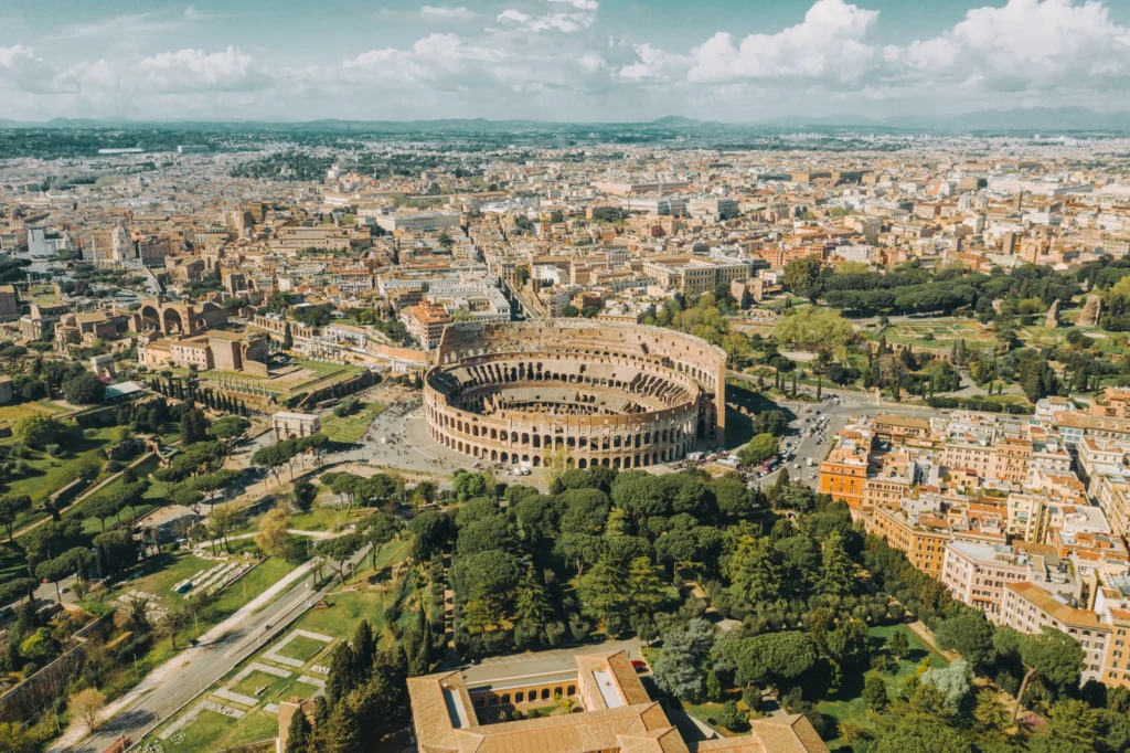 вид с дрона на Колизей, Рим, Италия
