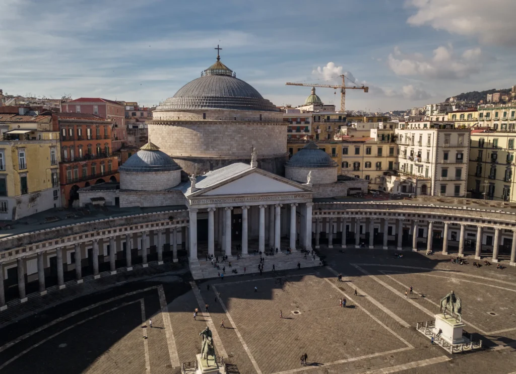 базилика, место для посещения в Неаполе