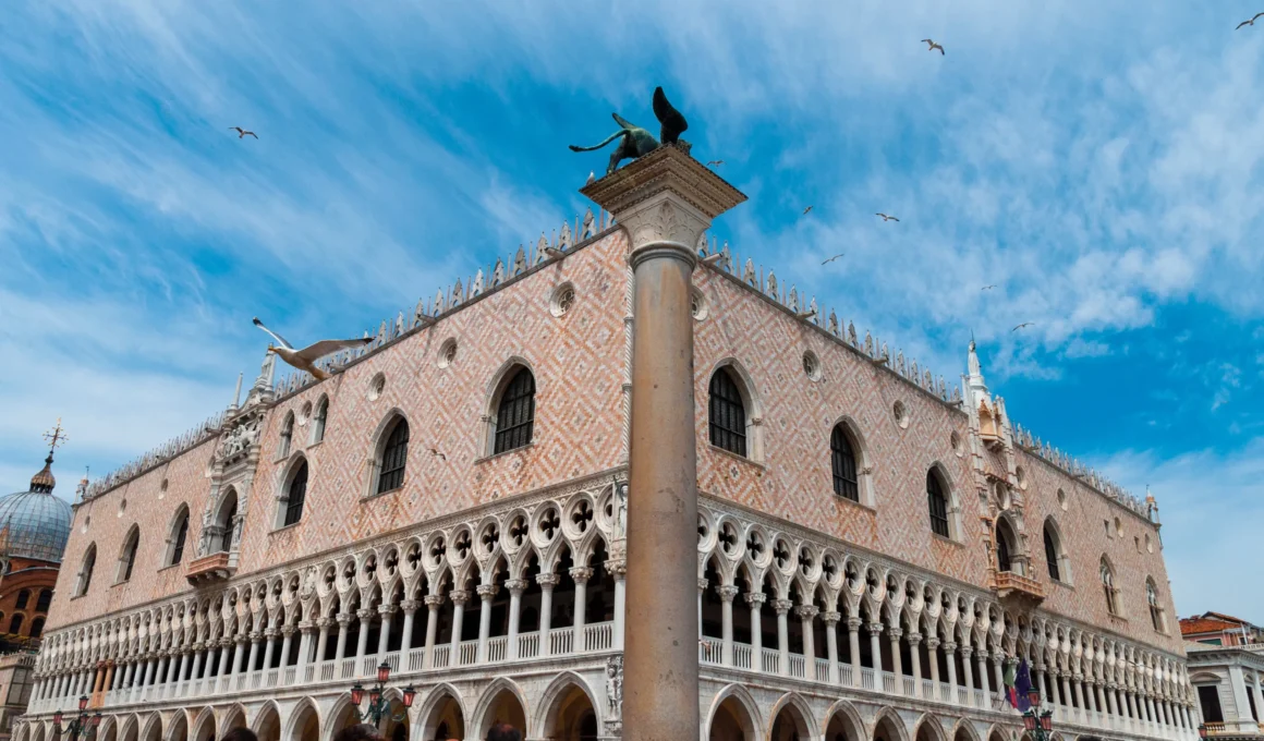 Посетить Дворец дожей в Венеции, Италия