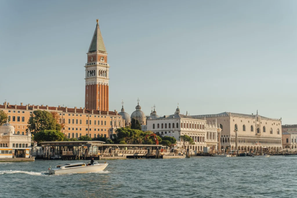 общественный транспорт на лодке Венеции