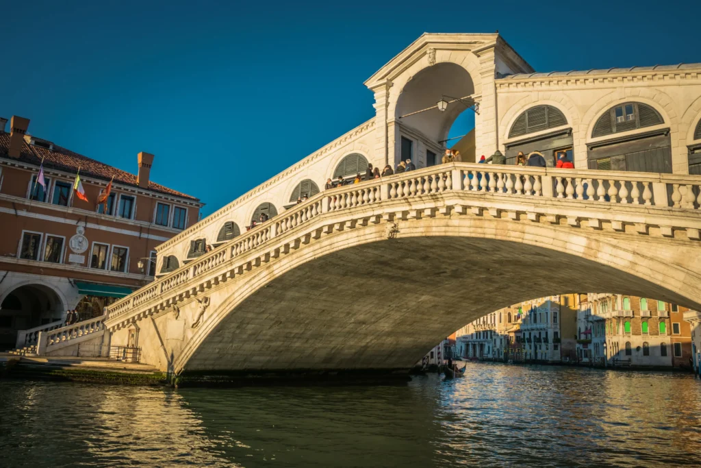 посещение моста Риальто в Венеции